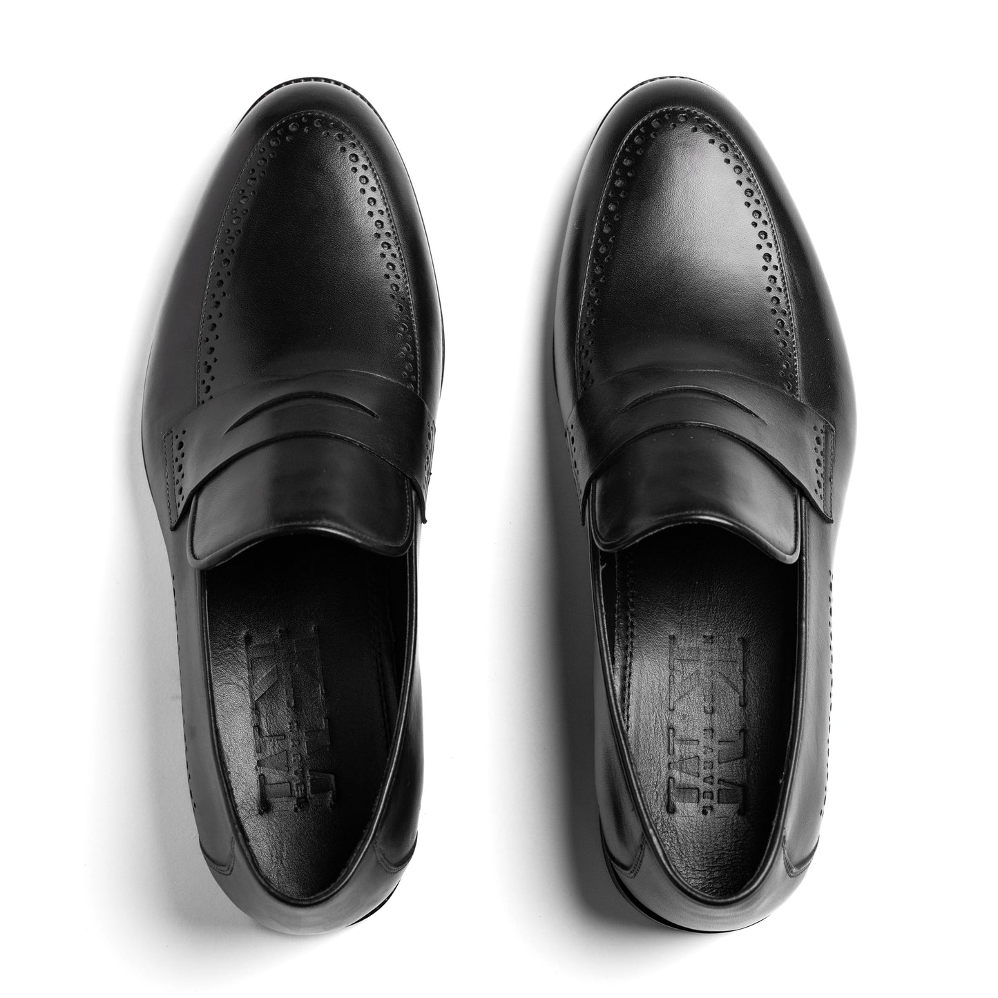 Top view showing brogue toe of Un Aldric Step Black loafer