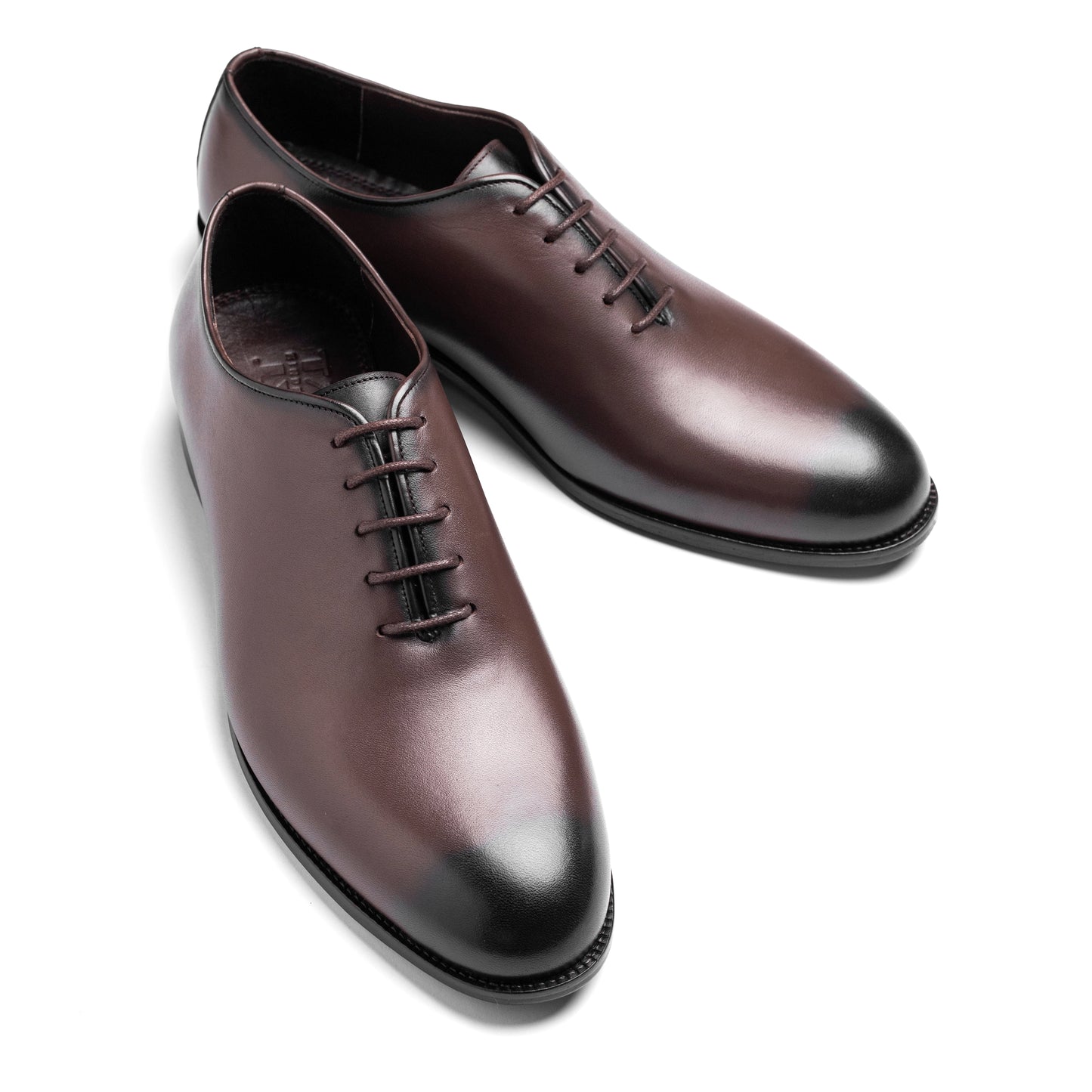 Valencia Wholecut Brown – Front view showcasing seamless premium leather