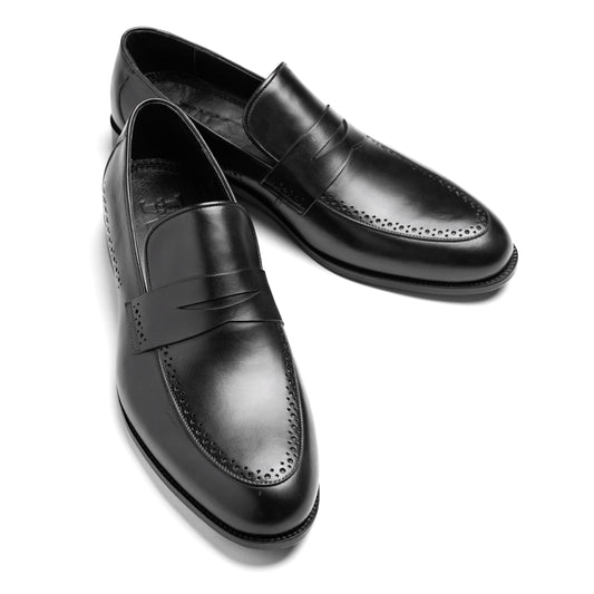 Un Aldric Step Black penny loafer brogue – front view