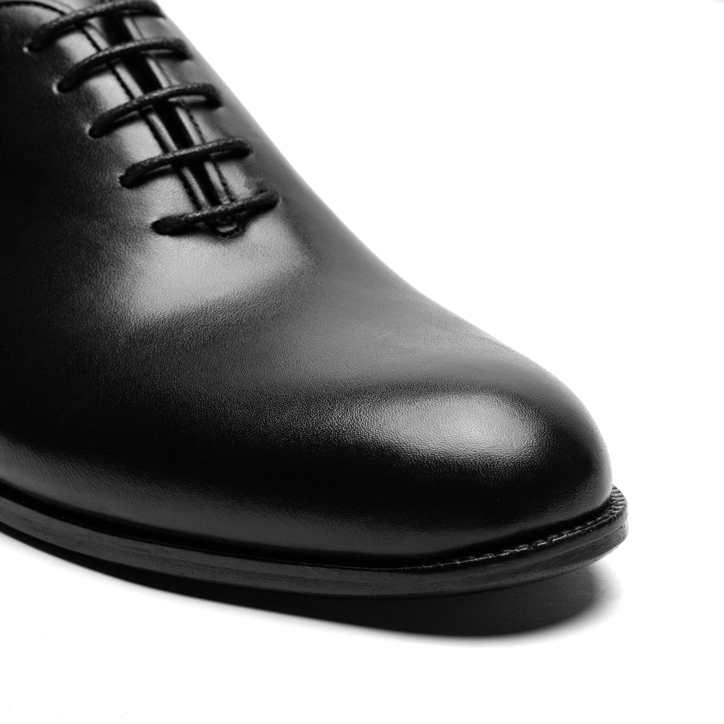 Valencia Wholecut Black – premium men’s wholecut oxford shoes, angled front view showing sleek silhouette